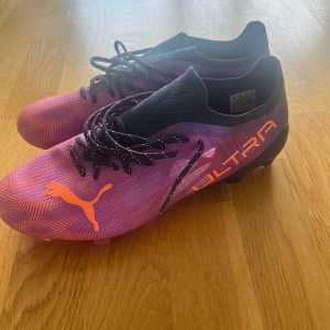 Puma ultra fotbollskor - Säljer mina puma ultra i storlek 42,5. Det är en sällsynt färg och dom är i toppskick. Använda endast 2 gånger. Skriv vid frågor👍🏼