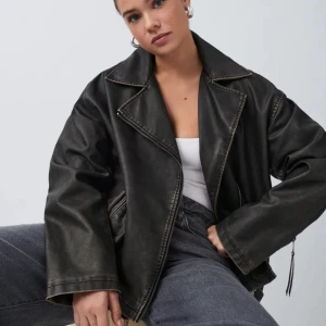 Skinnjacka  - Hej! Jag säljer denna skinnjacka från GinaTricot. Den är i XS men sitter lite oversized, väldigt snygg ! Den är helt ny, hann dock dra av lappen men har den och kvittot kvar. Säljer då jag hittat en annan jacka, skriv om ni vill ha fler bilder!