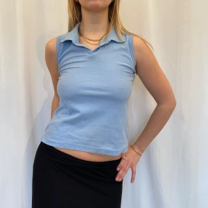 Babyblå piké  - Skit najs topp