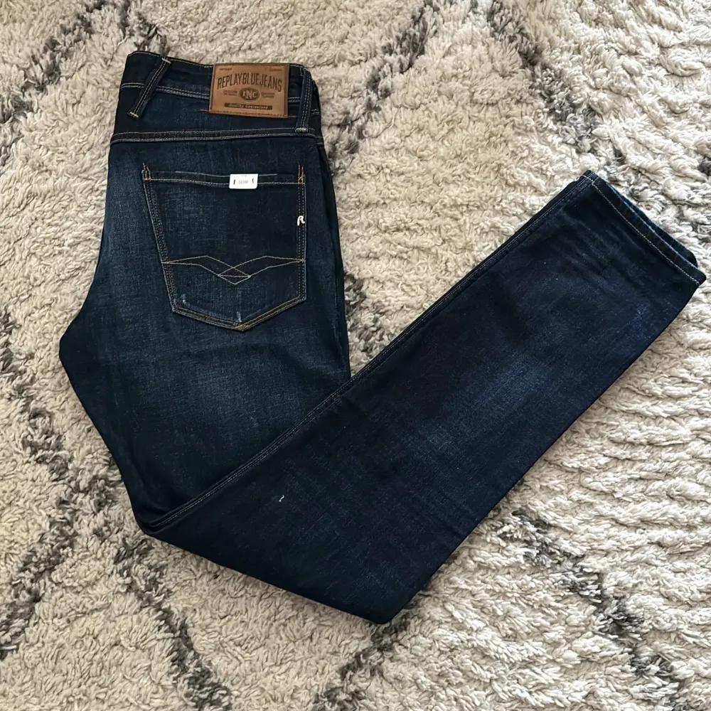 Super sköna replay jeans i den eftertraktade modellen anbass! Helt nya med tags kvar. Storlek är 32 i midjan och 34 i längd. Kom gärna privat för fler bilder eller frågor 🤝🏻. Jeans & Byxor.