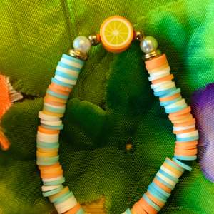 Här är ett Clay bead armband gjort med mycket glädje!🌴💓  Elastiskt band, passar många!🌷🌺