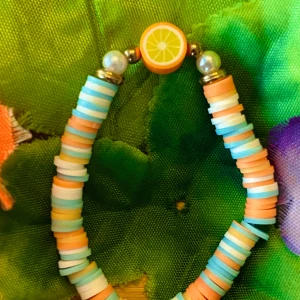 Clay bead armband- Orange mix🍊🫧 - Här är ett Clay bead armband gjort med mycket glädje!🌴💓  Elastiskt band, passar många!🌷🌺
