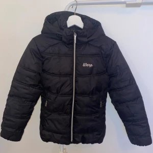 Svart jacka - Storlek: 146/152 (XS) 