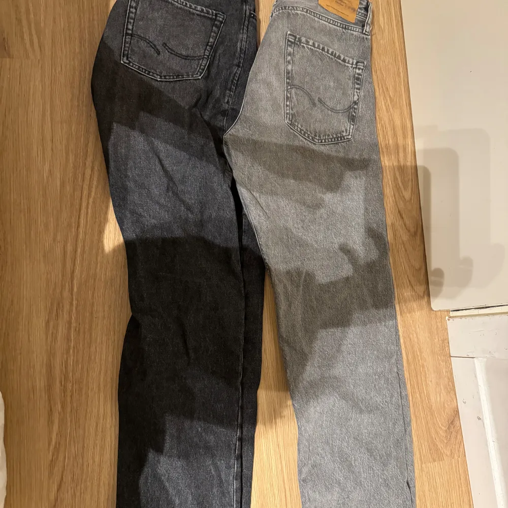 Ett par grå och ett par mörkgrå båda är endast provade! Dom mörkgrå går ej att köpa längre! Säljes båda 2 tillsammans.. Jeans & Byxor.