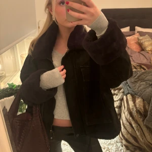 Jeansjacka med päls  - Så fin jeansjacka med päls, pälsen är också avtagbar (se bild 3)! Perfekt nu till våren 💕bra skick! Från missguided