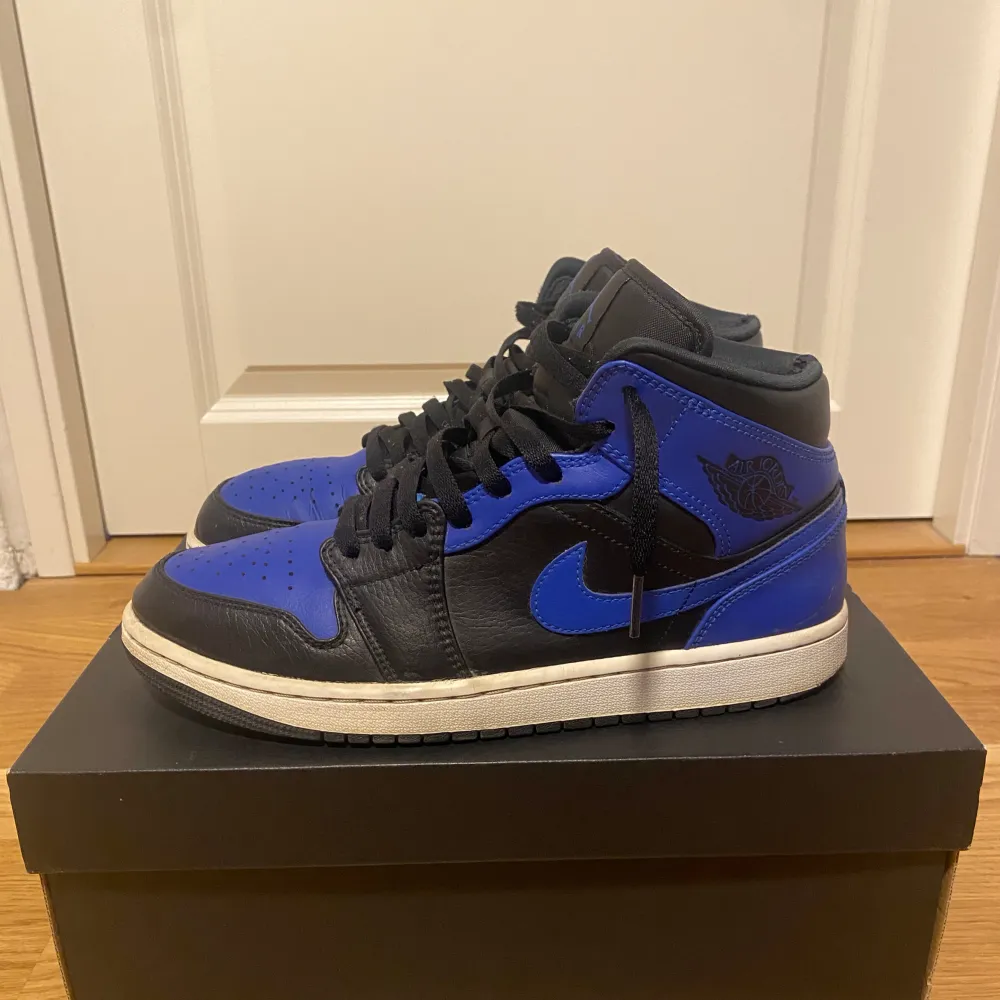 Säljer dessa Jordan 1s eftersom att jag har tröttnat på dem. Skorna är i väldigt bra skick 9/10. Storlek 43. Pris ej hugget i sten!. Skor.