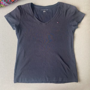 Tommy Hilfiger t-shirt, storlek S - Tommy Hilfiger t-shirt, storlek S. Använd men i fint skick!