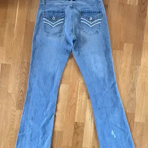 Bootcut Jeans i Lowrise modell💖. Innerbensmåttet är 81 cm och midjemåttet är 40 cm.  Bra skick förutom blekningsfläcken. Frågor och funderingar är varmt välkomna 😇 Fler likande plagg och annat fint finns på profilen ✨️  M6 134