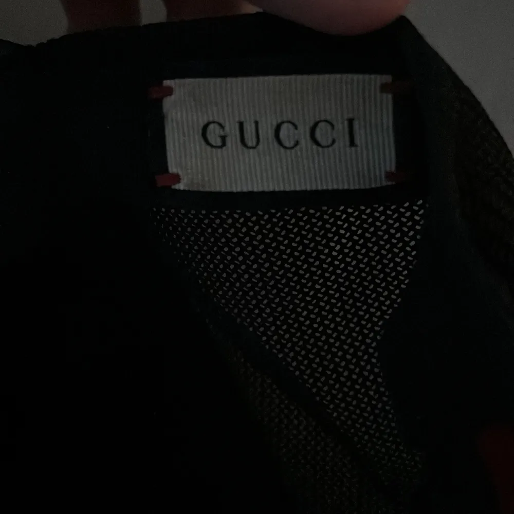 Gucci keps storlek xs Bra skick Beställts från Gucci 3 år sedan men inte använt på 1.5/2 år Kvitto o alla tags finns, påsar o box. Accessoarer.