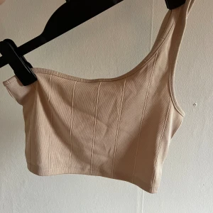 3 toppar - Köp 1 för 50 eller alla för 100! Den svarta är från nelly, de andra 2 är från shein. Den bruna är aldrig använd. De andra 2 är använda några gånger