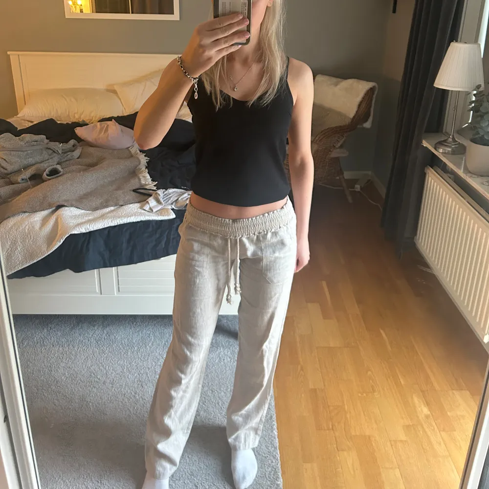 Säljer nu mina linnebyxor från skagen clothing i storlek S, som användes förra sommaren, inga defekter! Köpte för 799 säljer för 599💓 skriv för fler bilder!. Jeans & Byxor.