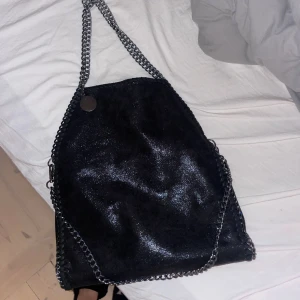 Väska - En Stella McCartney inspirerad väska från Spanien❤️lite slitningar på yttre dragkedja men annars bra skick❤️
