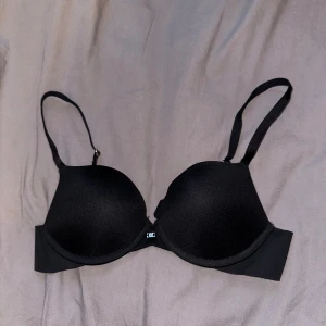 Push up Bh - Super fin push up bh från Cubus i 65A men skulle säga sitter som en 70A/B/75A. Super skön bh då de är i stretchigt material runt, vilket också göra att det inte syns när man har en tight tröja. Säljer då den inte passar mig. Oanvänd!💕