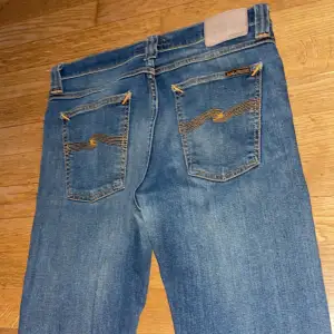 Säljer ett par feta Nudie jeans som inte används. Skick ca: 8,5 /10 vid fler bilder eller frågor så är det bara att skriva