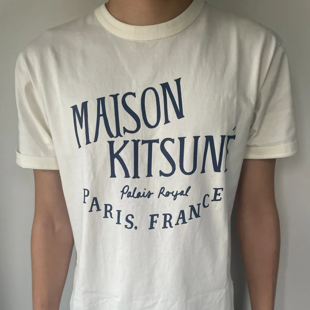 Hej! Säljer denna HELT nya Maison Kitsune t-shirt! En av de trendigaste och snyggaste t-Shirts just nu! I storlek S men passar även M! Tagen sitter fortfarande kvar! Denna storleken är helt slutsåld överallt och ligger runt 1100! Först till kvarn. . T-shirts.