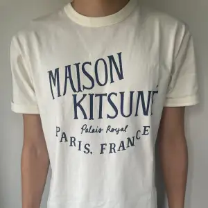 Hej! Säljer denna HELT nya Maison Kitsune t-shirt! En av de trendigaste och snyggaste t-Shirts just nu! I storlek S men passar även M! Tagen sitter fortfarande kvar! Denna storleken är helt slutsåld överallt och ligger runt 1100! Först till kvarn. 