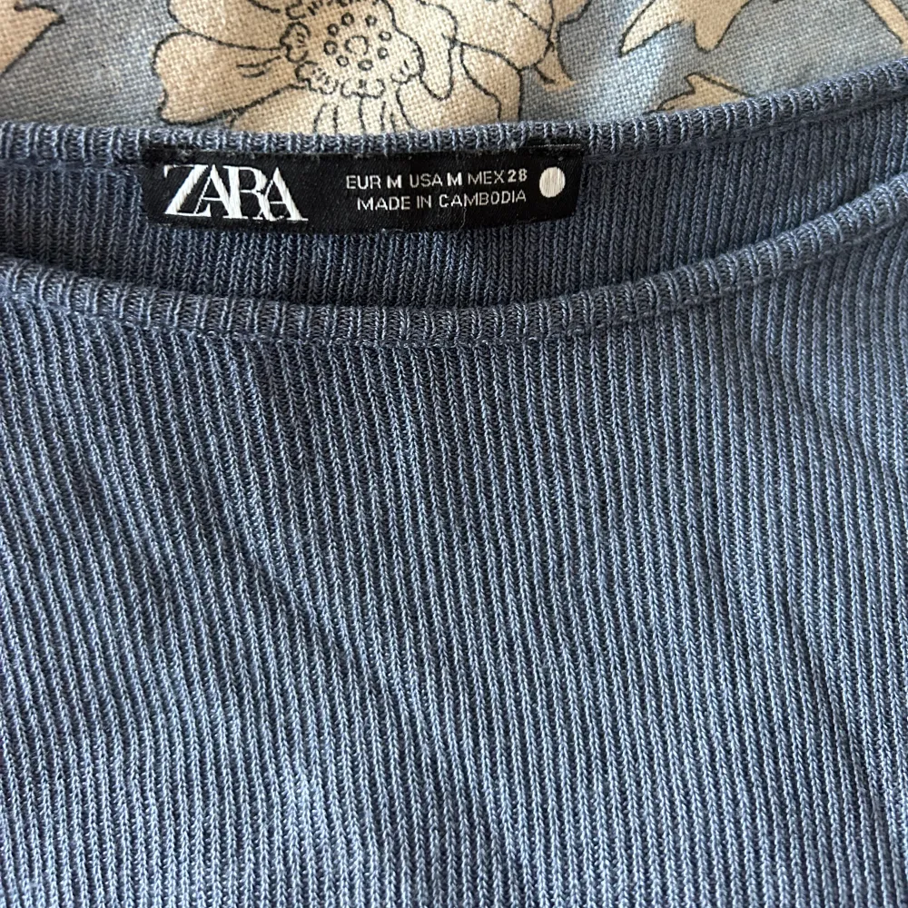 Säljer denna ribbade blågrå tröjan från Zara!💓Så otroligt skönt material och jättefin färg som passar till allt! . Tröjor & Koftor.