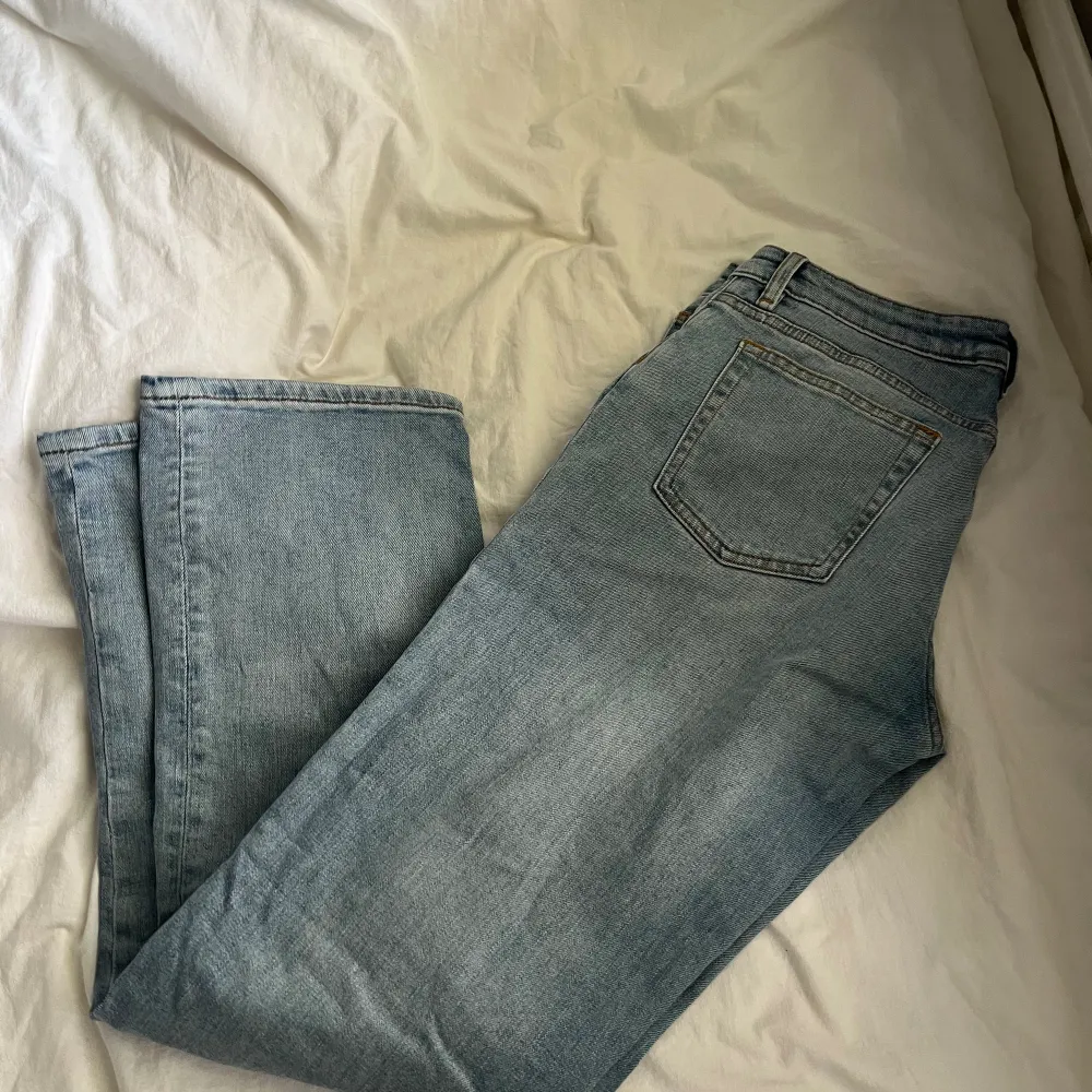 Fina jeans från monki, dom sitter bra som både en 28a som en 29a. Jättefina på och är lågmidjade och modellen är straight.. Jeans & Byxor.