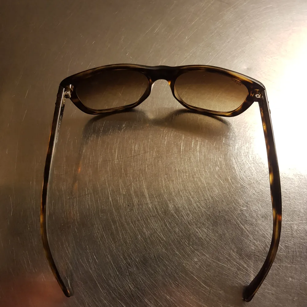 Rayban solglasögon modellen:   RB4154 710/51   Solglasögonen har några repor på glaset. Reporna syns inte så mycket. Skickar fler bilder vid på glaset vid intresse   Säljs utan fodral. Accessoarer.