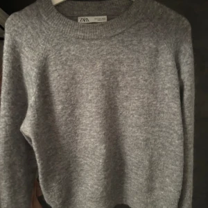 Stickad tröja  - Stickad mörkgrå tröja från Zara 