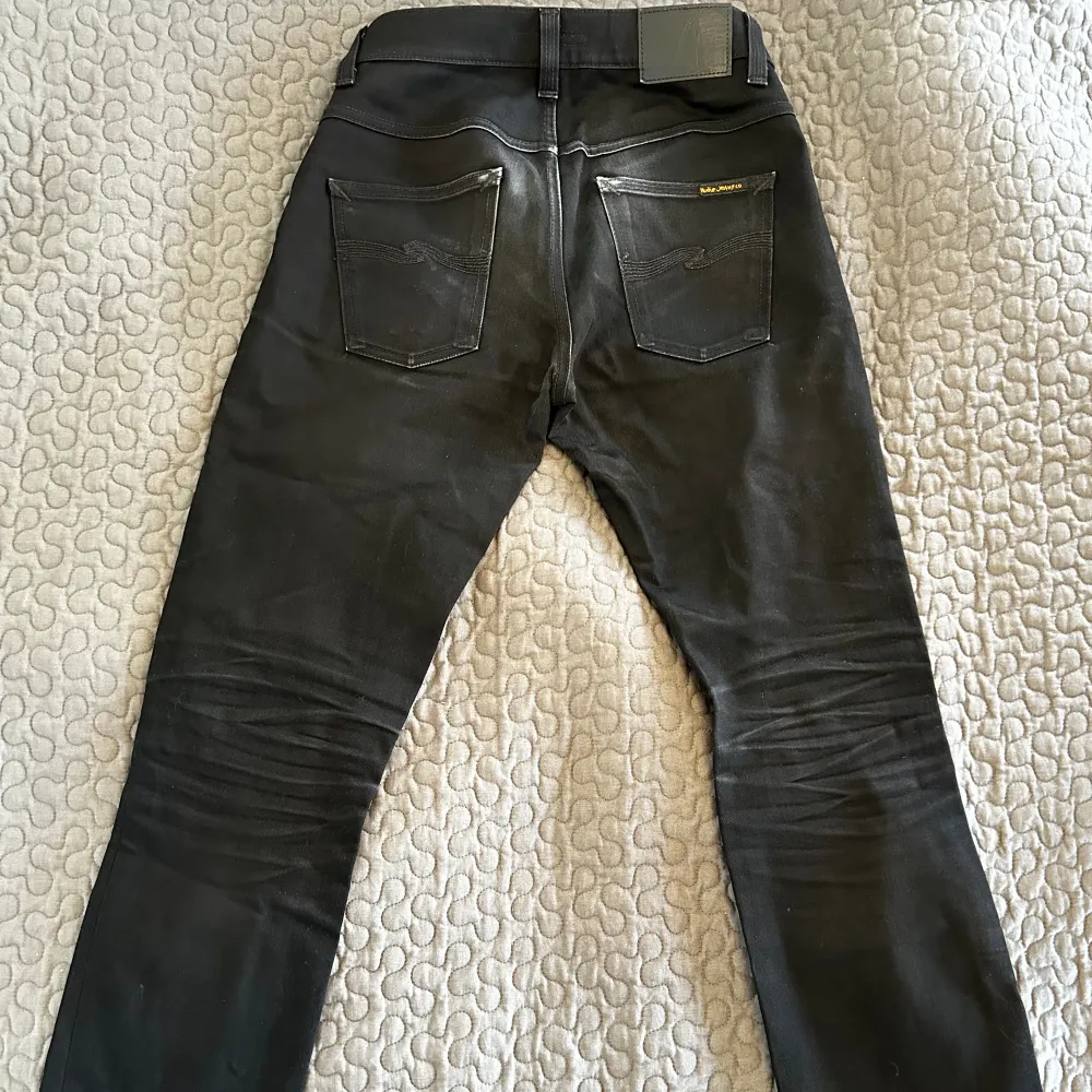 Nudie jeans i modell grim tim | Passform slim fit | Storleken är 30 x 32 | Skicket är använt. Jeans & Byxor.