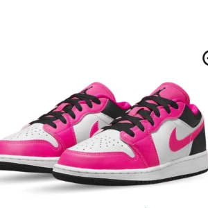 Air jordan 1 low  - Air jordan 1 low i färgen fierce pink. Köpte dom i höstas så dom är i bra skick och knappt använda. Köptes för 1200kr
