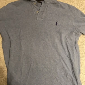 Polo Ralph lauren pike ! - Nu säljer jag min polo Ralph lauren pike . I färgen ljus blå väldigt stil ren och enkel att matcha med till ett par sjysta jeans. Intriserade ? Skriv till mig så svarar jag så snabbt som möjligt 
