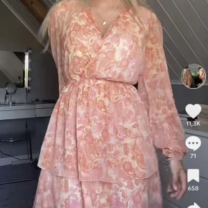 Klänning - Knappt använd klänning från new yorker, köpt i somras💕jättefin och skönt material, skriv vid intresse osv❤️ (första bilden lånad)