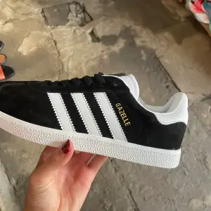 Helt nya gazellesneakers! Köptes för 1249kr, säljer då de inte passade mig.