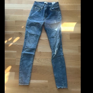 Jeans från Only - Säljer dessa som jag tyvärr har växt ur men som fortfarande är i väldigt bra skick 🥰