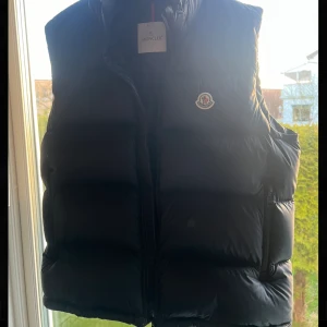Moncler Väst - Tja! Säljer nu en riktigt snygg Moncler väst Ophrys. Knappt använd så skicket är 10/10. Fler bilder plus kvitto finns. Storleken är L men passar perfekt på M( är själv M) 