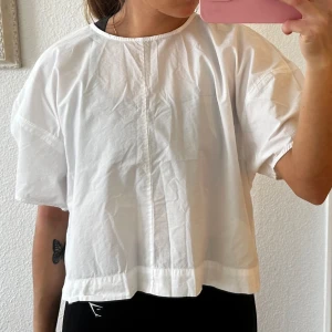 Blus - En boxig blus med puffiga ärmar från Weekday, ser ut som ny!