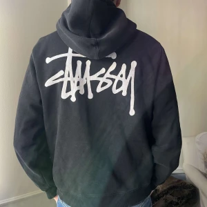 Stussy hoodie - Chill stussy hoodie. 7/10 skick. Texten där bak har små ”sprickor”. Slutsåld nästan överallt. Säljs på stockX för 1600.