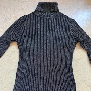Super glamorös glittrig turtleneck! - Super glamorös turtleneck ifrån Kontatto! Använt en gång och den är köpt från Humana i december 2021