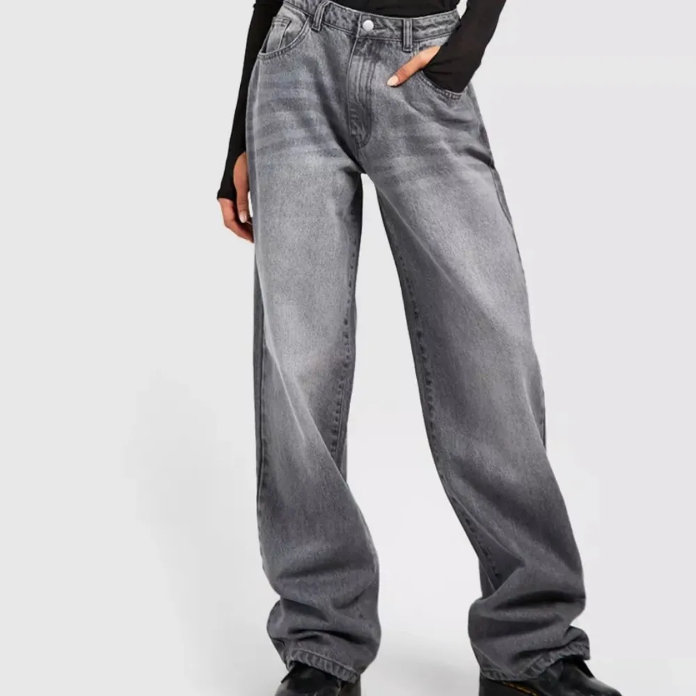Helt nya jeans med baggy straightleg fit Grå jeans från Boohoo. Storlek 36. Har endast testat dem så prislappen sitter kvar. Säljer för att dem inte riktigt passade mig. . Jeans & Byxor.