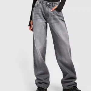 Grå Baggy jeans från Boohoo - Helt nya jeans med baggy straightleg fit Grå jeans från Boohoo. Storlek 36. Har endast testat dem så prislappen sitter kvar. Säljer för att dem inte riktigt passade mig. 