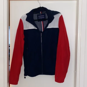 Vårjacka - Nyskick Vårjacka med luva som går att rulla ihop i kragen