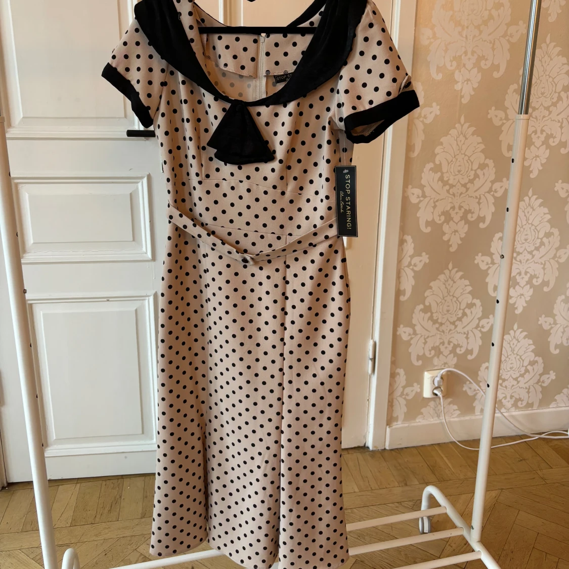 Prickig klänning, Stop Staring! - 92