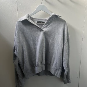 Hoodie med krage  - Bikbok hoodie med krage, i storlek M. Sitter slappt och mysigt men går att styla för en mer uppklädd look. Använt men inga tecken på slit.