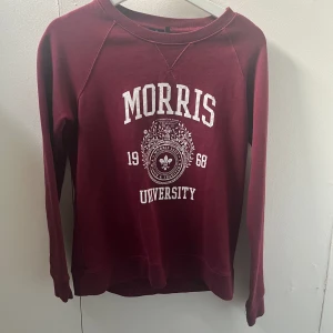 Hoodie Morris  - Vinröd Morris hoodie i storlek xs, stor i storleken och passar mig som ofta är S/M. Lite slitage på loggan men annars inga skavanker. I fint skick 