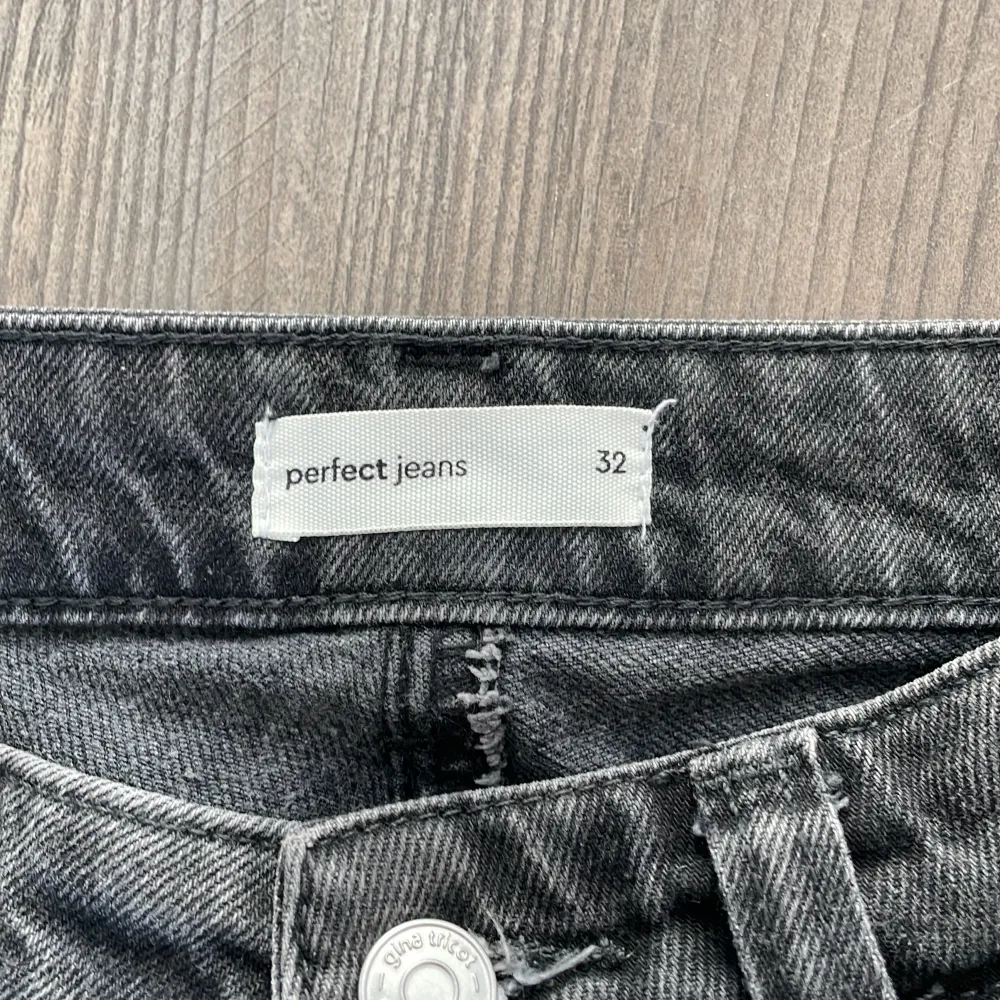 Säljer ett par lågmidjade jeans med knappt vid fickorna, köpte dom från Gina Tricot för 500kr💕 Dom är i storlek 32 men har sprätt upp så dom passar för någon som är ca 163-166💕💕(kolla sista bilden)  kom privat för fler bilder eller frågor😊. Jeans & Byxor.