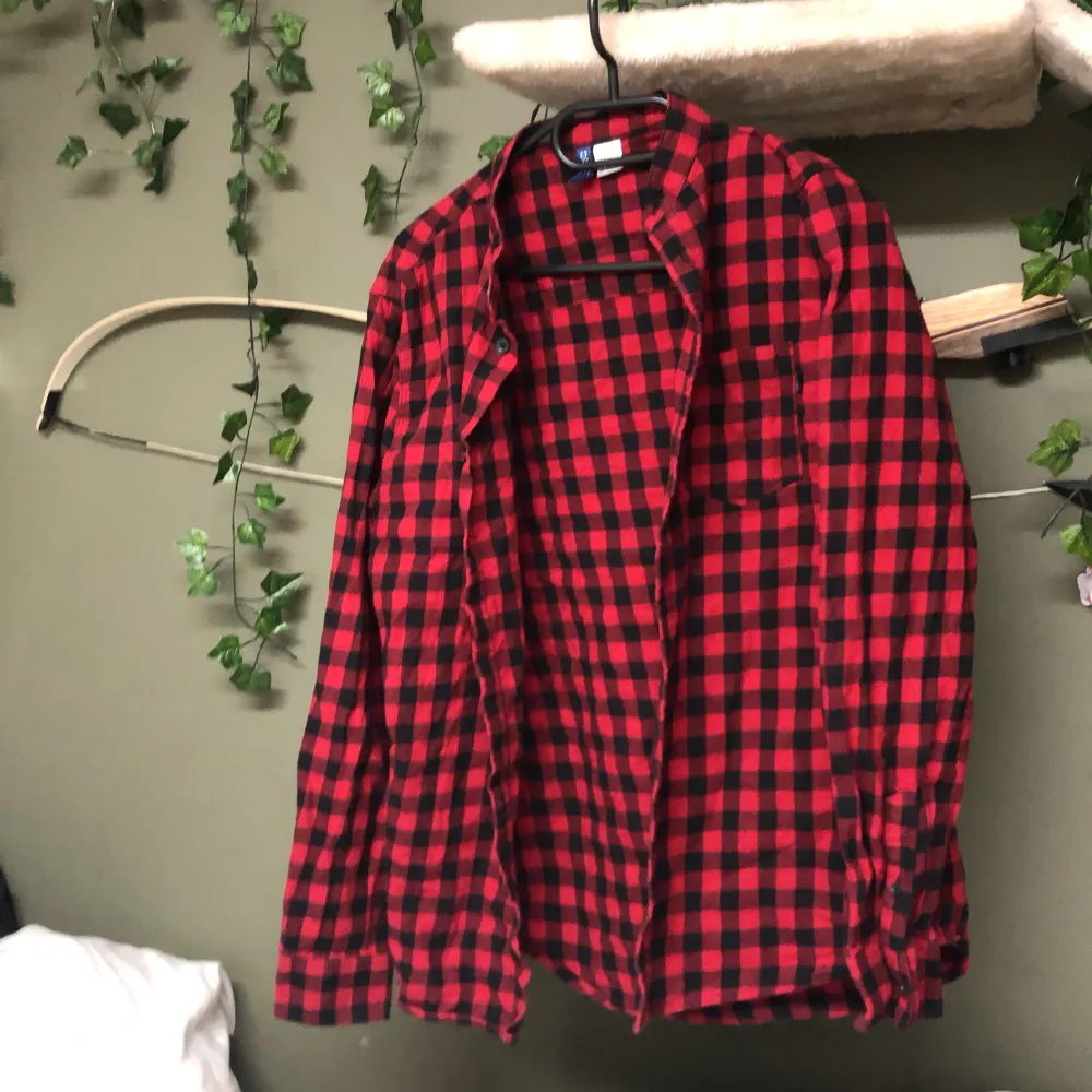 En jättefin röd rutig skjorta som passar bra i alla tillfällen, den e hyfsat ny och har inga synliga defekter.. Skjortor.
