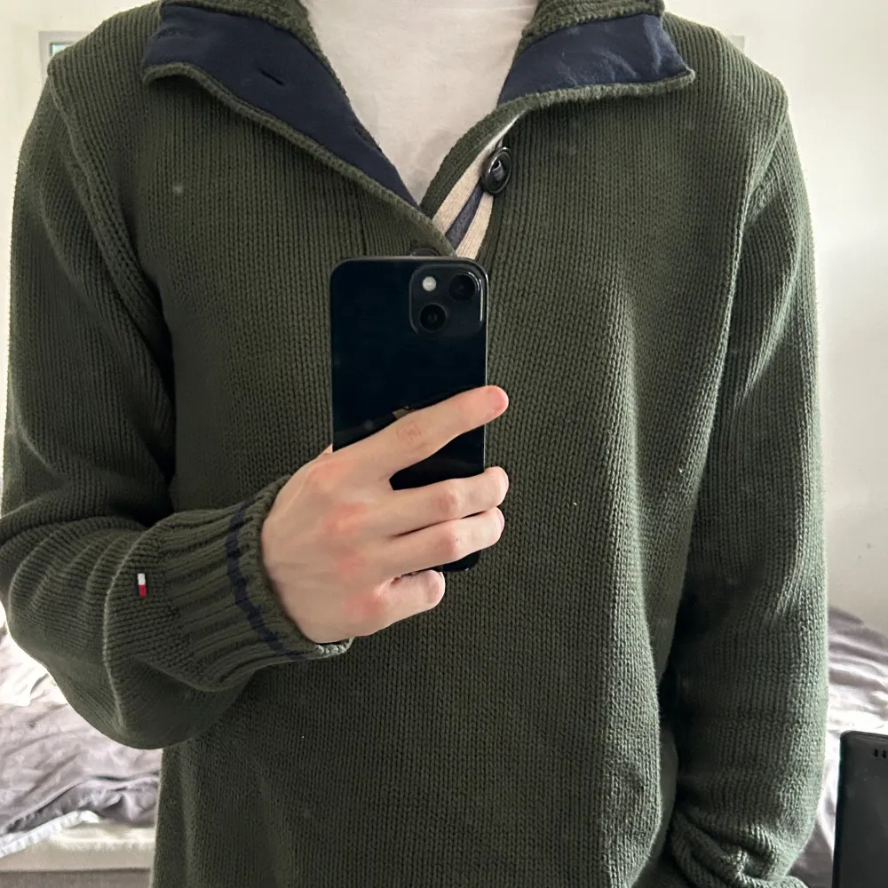En väldigt snygg mörkgrön halfzip stickad tröja, tröjan är i storlek M och i ett bra skick, tveka inte på att höra av dig!. Stickat.
