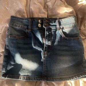 Jeanskjol  - Jätte snygg jeanskjol, säljer då den är lite förliten för mig. I väldigt bra skick och perfekt till sommaren🫶🏽✨