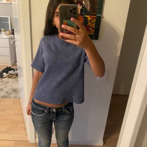 Tröja, t-shirt  - En väldigt vacker stickad tröja som är klipps vid armarna men det syns knappt det är därför proset är sänkt men passar till långa skjolar inför sommaren och massor med annat vackert!!🥰😍