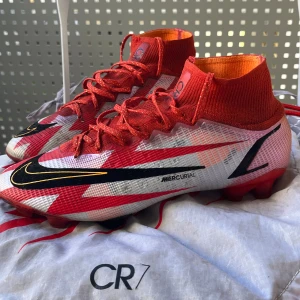 Fotbollskor nike CR7 - Bra skick på skorna har väldigt mycket mer att ge. Ny pris 3500. Endast en deffekt strumpan har gått sönder lite men inte så mycket. Vid frågor eller funderingar skriv påse kommer med😁