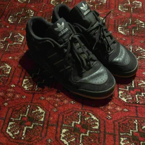 Adidas forum 84 - Ett par adidas forum som knappt är använda. Köptes för 1200kr. Storlek 45 1/3. Använd gärna köp nu!