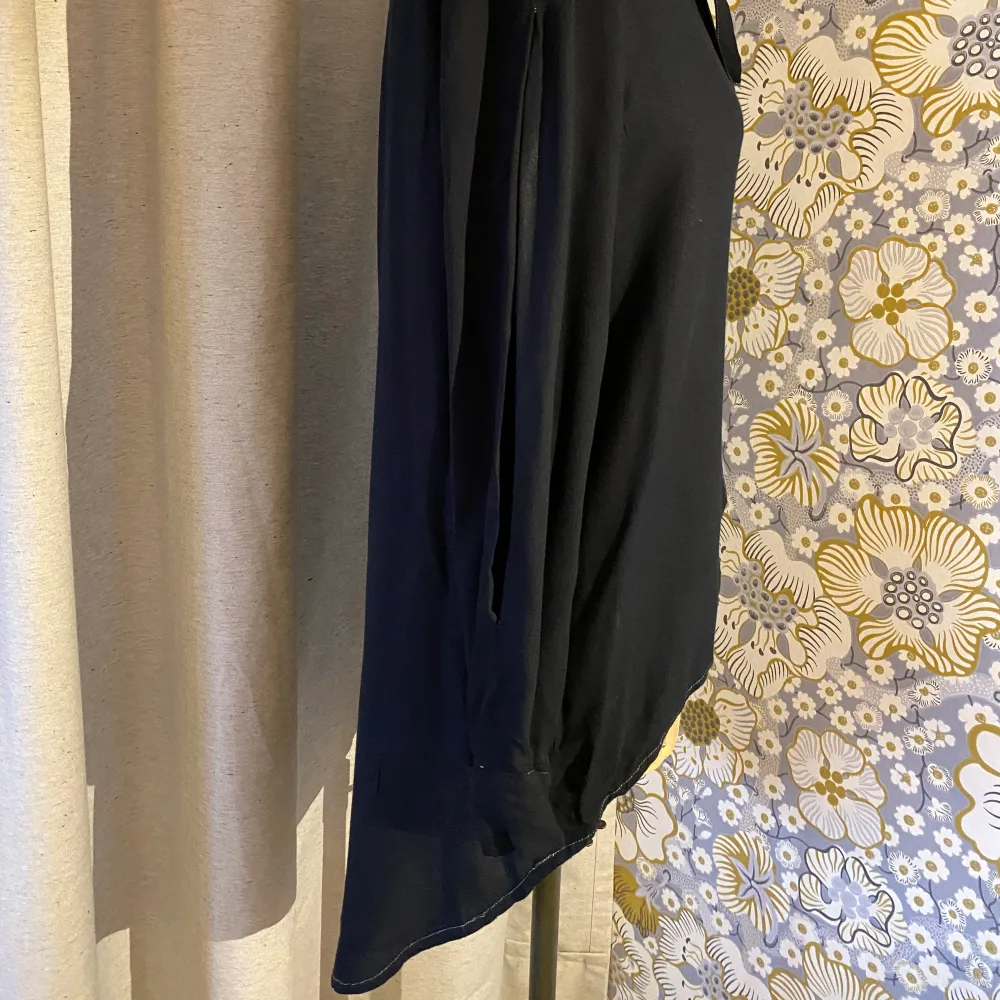 Margit Brandt Copenhagen. Skjorta, mörkblå med kontrastsömmar i gråblått. Längd fram 60 cm, bak 90 cm. Knyt i halsen. Märkt med small, passar stl 38. . Blusar.