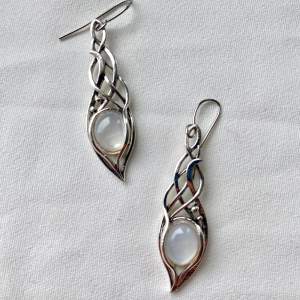 Vackra 925 silverpläterade opal örhängen.   Storlek ca 4,5 cm  