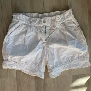  Super snygga vita shorts i jätteskönt material från Zara som inte längre säljs. Mid waist och sitter så snyggt! Skimmrig detalj på bakdelen ☀️ Superbra skick!